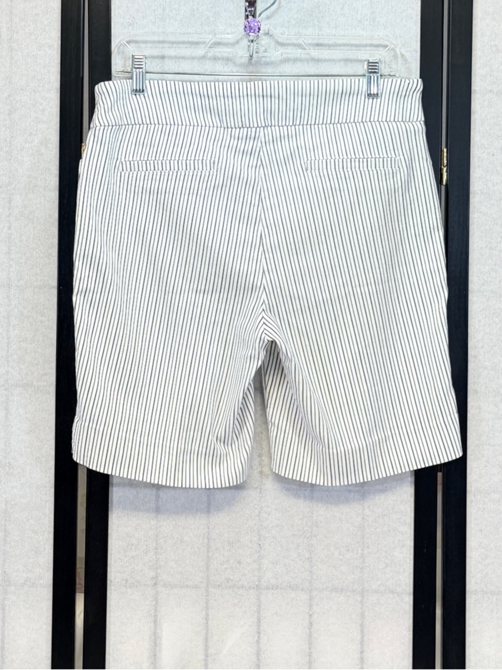 Hilary Radley Pinstripe Pull On Bermuda Shorts L Stretch White Blue - Picture 2 of 9
